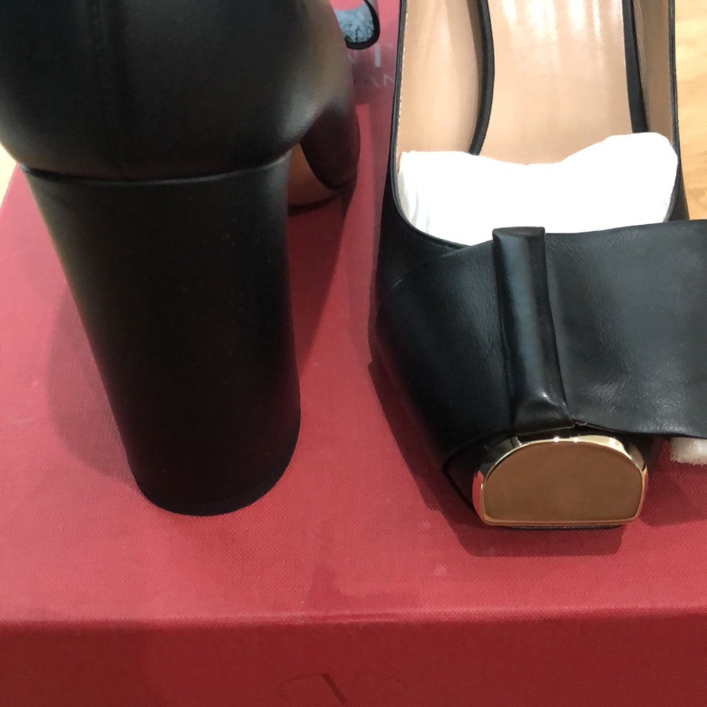 Valentino Garavani Black Pump - Picture 3 of 7